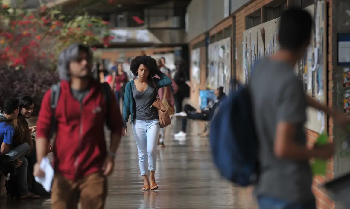 Mais da Metade dos Universitários com Filhos Já Trancou ou Abandonou a Faculdade
