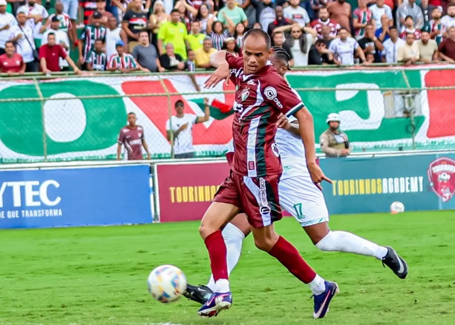 Fluminense de Feira Vence Clássico Local, Garante Acesso à Elite e Vai à Final da Série B