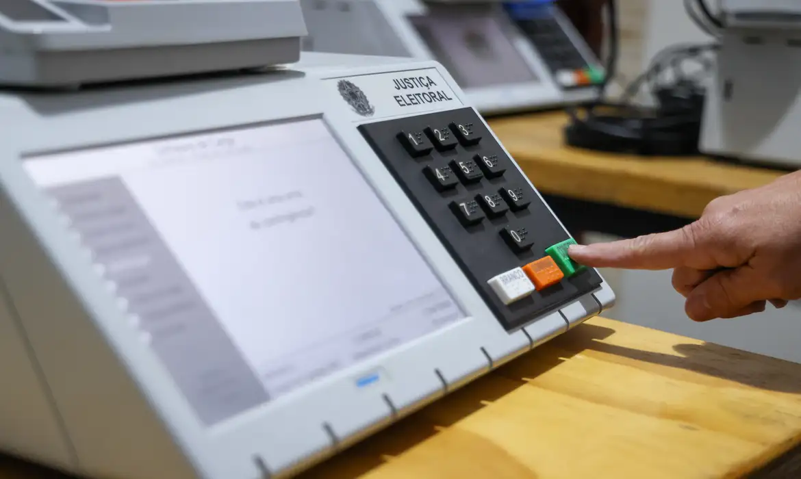 Justiça Eleitoral garante transporte gratuito e urnas adaptadas para eleitores com deficiência
