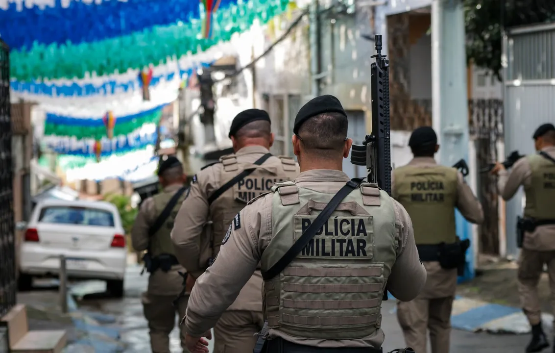 Policiais da 52ª CIPM resgatam jovem de "tribunal do crime" em Lauro de Freitas; Coronel Sturaro exalta operação