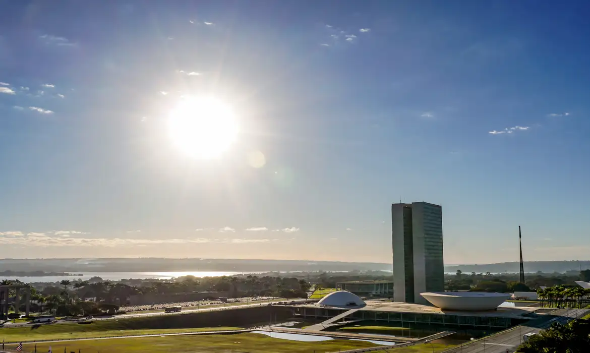 Congresso Nacional vota fim da escala 6x1, isenção da "taxa das blusinhas" e pautas econômicas em esforço concentrado