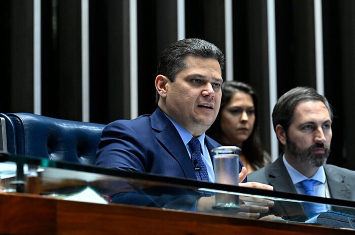 Queda de Braço no Senado: Alcolumbre Segura PEC do Fim da Escala 6x1