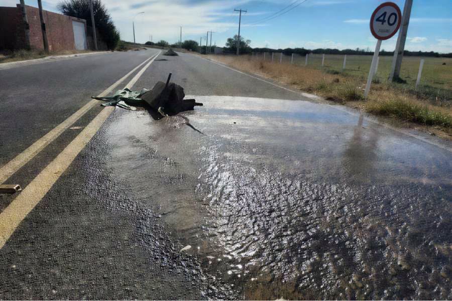 Rompimento de adutora na BR-342 já passa de 24 horas e gera revolta em Malhada