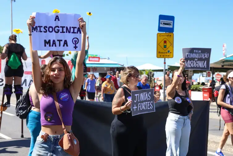 Atos em Diversas Regiões do País Pressionam pela Votação do PL da Misoginia