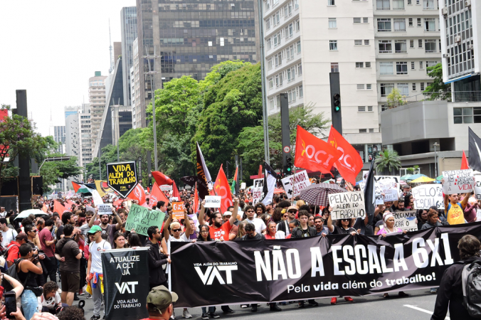 Manifestantes bloqueiam a Paulista pelo fim da escala 6x1 e cobram jornada de 40 horas