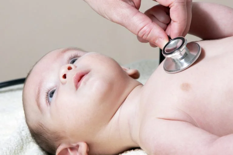 Fiocruz alerta para alta do vírus VSR em bebês e avanço da Influenza A pelo país