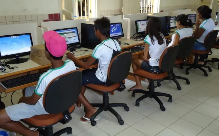 Com 100 mil escolas conectadas, governo foca em universalizar internet na rede pública até o fim do ano