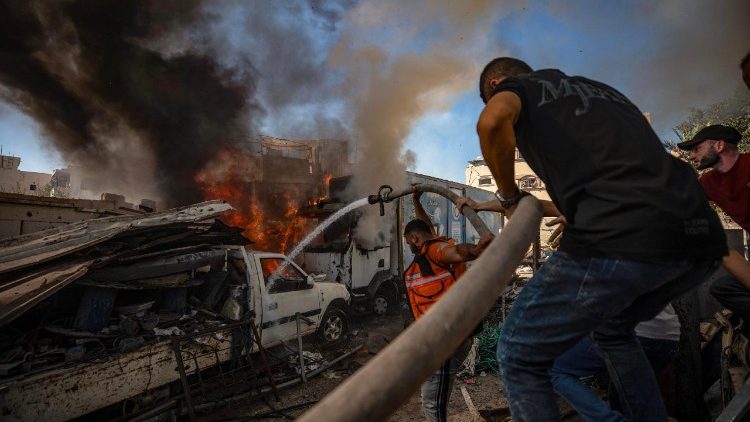 Tensão e Diplomacia no Oriente Médio: Ataques em Gaza, Negociações em Roma e Eleições em Israel