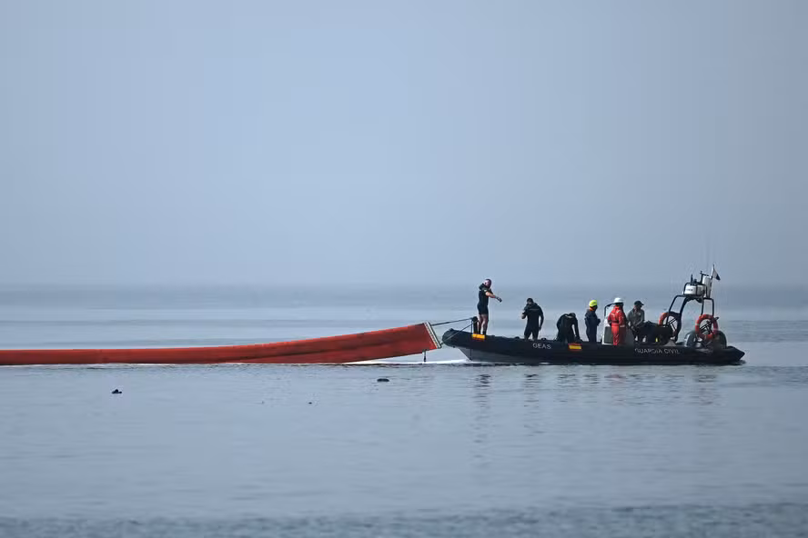 Espanha instala barreira flutuante em Ceuta após travessia migratória em massa; crise mobiliza a União Europeia