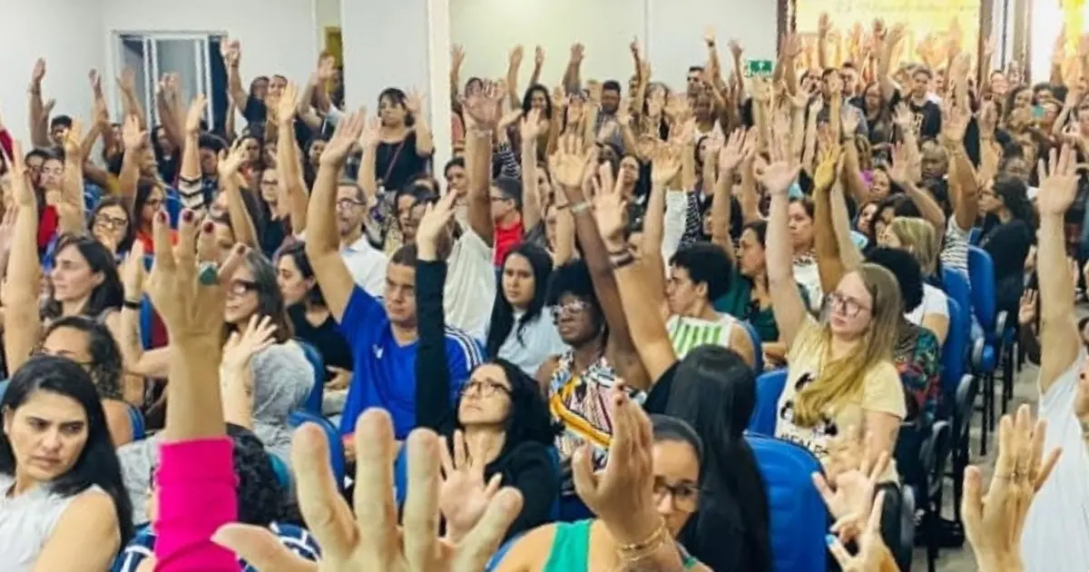 Professores da rede privada da Bahia aprovam estado de greve após impasse nas negociações trabalhistas