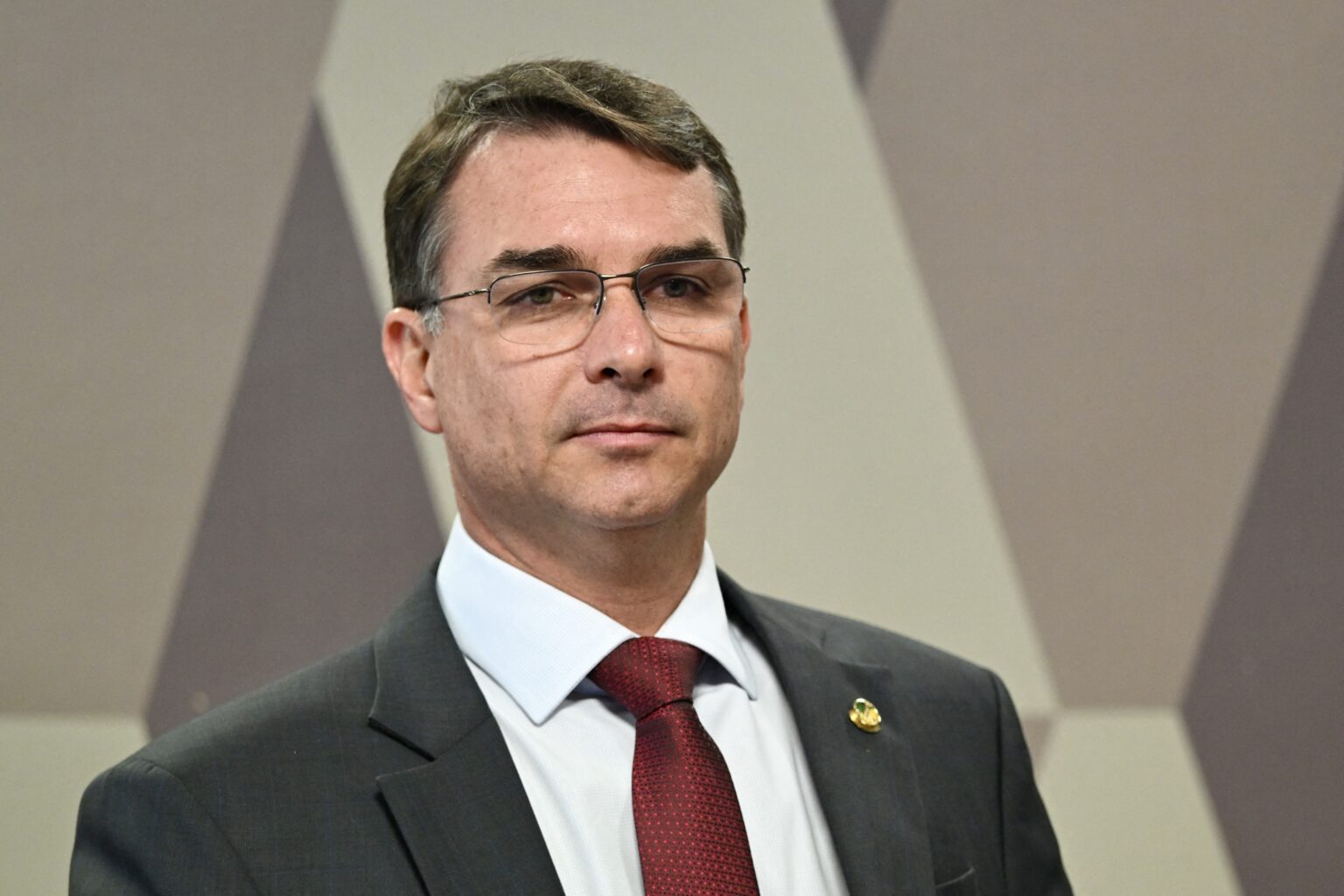 Após ameaça de tarifaço e críticas ao Pix, Flávio Bolsonaro envia carta aos EUA pedindo recuo