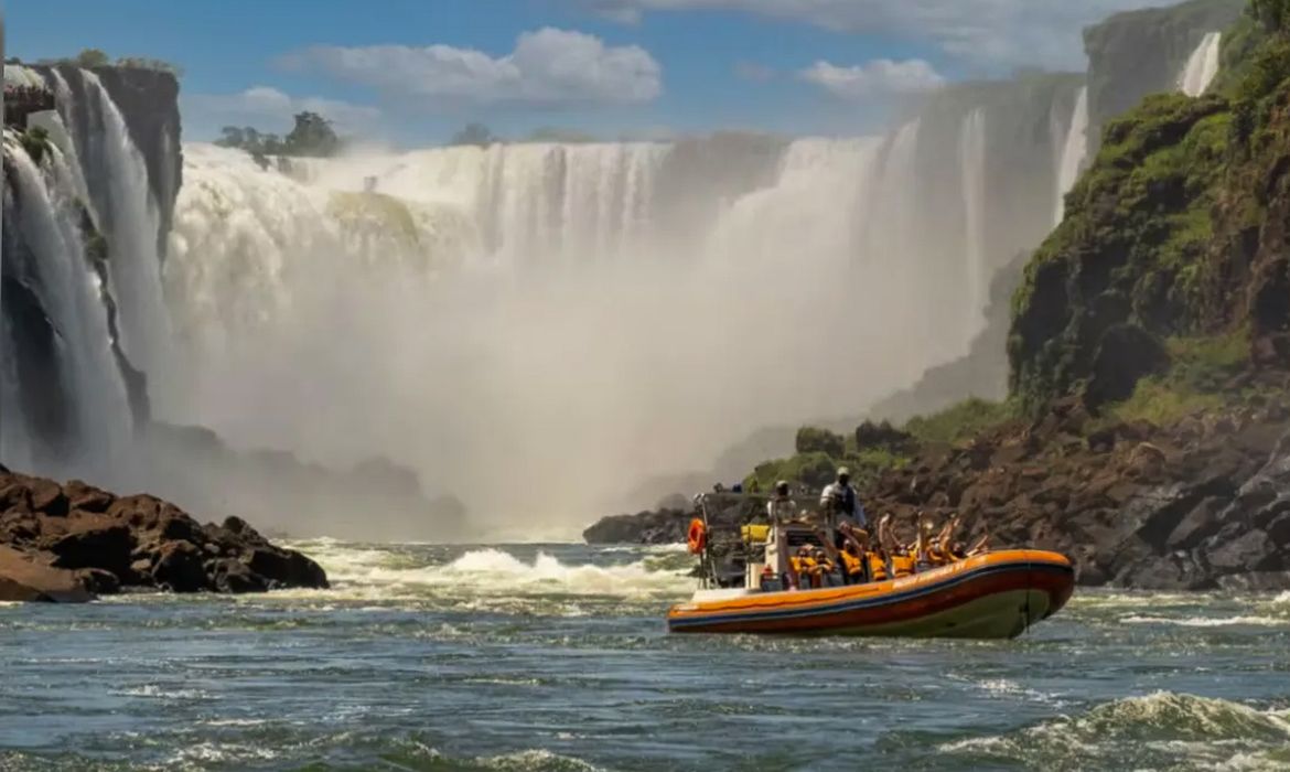 Turista holandês morre após naufrágio de embarcação nas Cataratas do Iguaçu; ICMBio suspende passeio