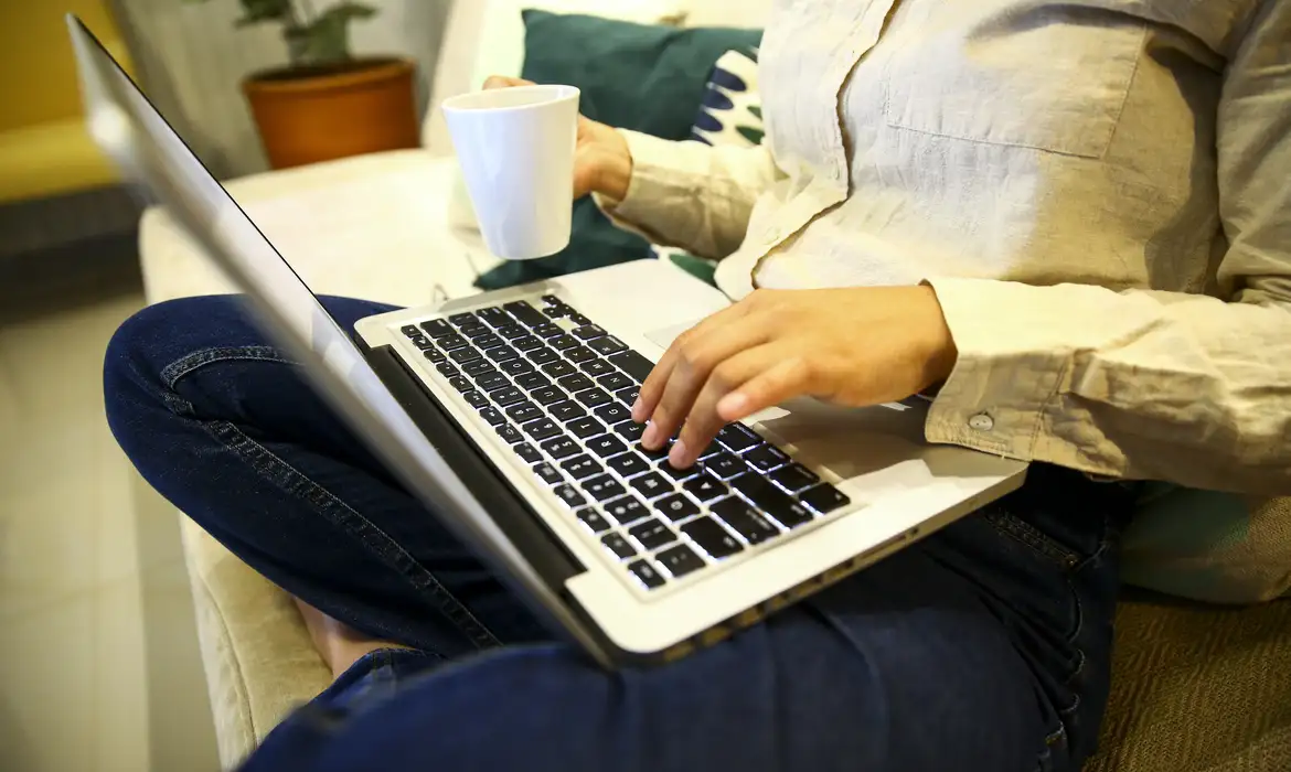 Pesquisa aponta que 69% dos brasileiros temem comprar remédios falsificados pela internet; Anvisa prepara regulamentação