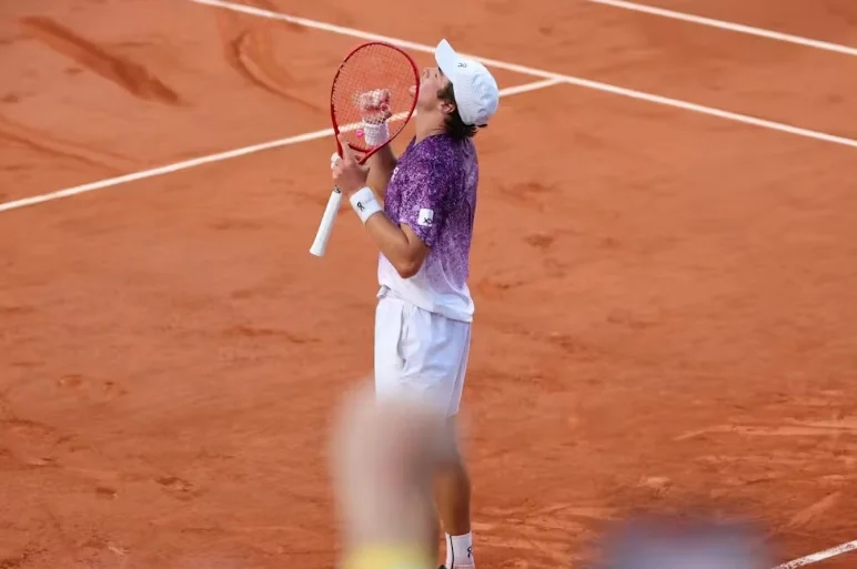 Após virada épica em Roland Garros, João Fonseca encara Novak Djokovic na próxima fase