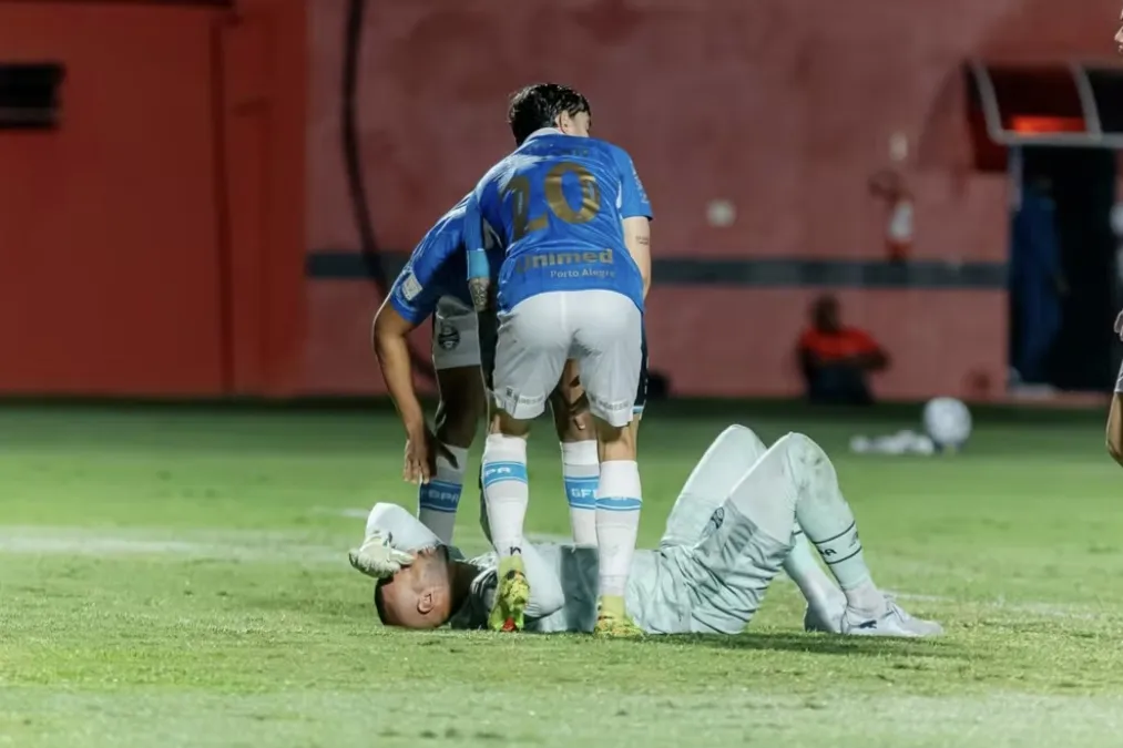 Goleiro Weverton desaba antes do apito inicial em Vitória x Grêmio, mas inicia partida após atendimento