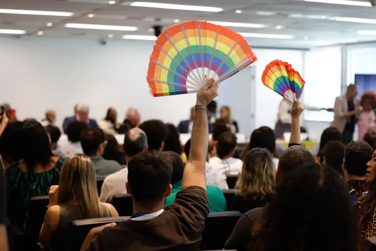 Candidaturas LGBT+ batem recorde nas Eleições 2026 e ampliam presença partidária