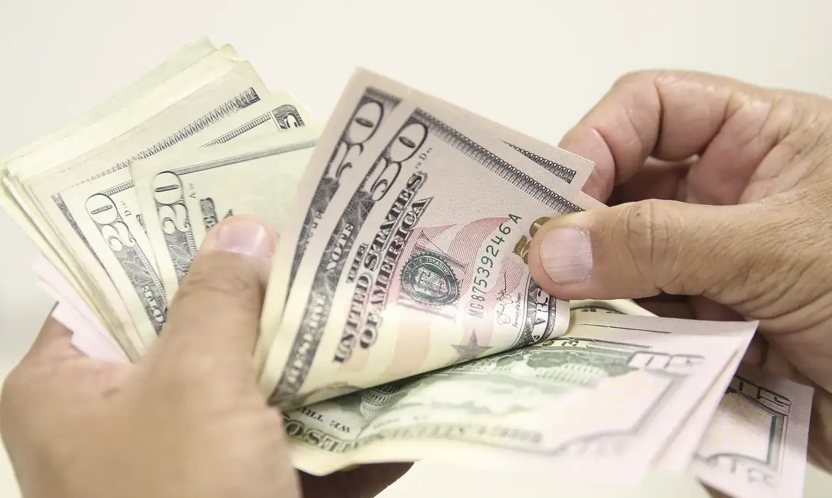 Dólar Recua para R$ 5,13 e Ibovespa Rompe Ciclo de Alta com Cautela Doméstica