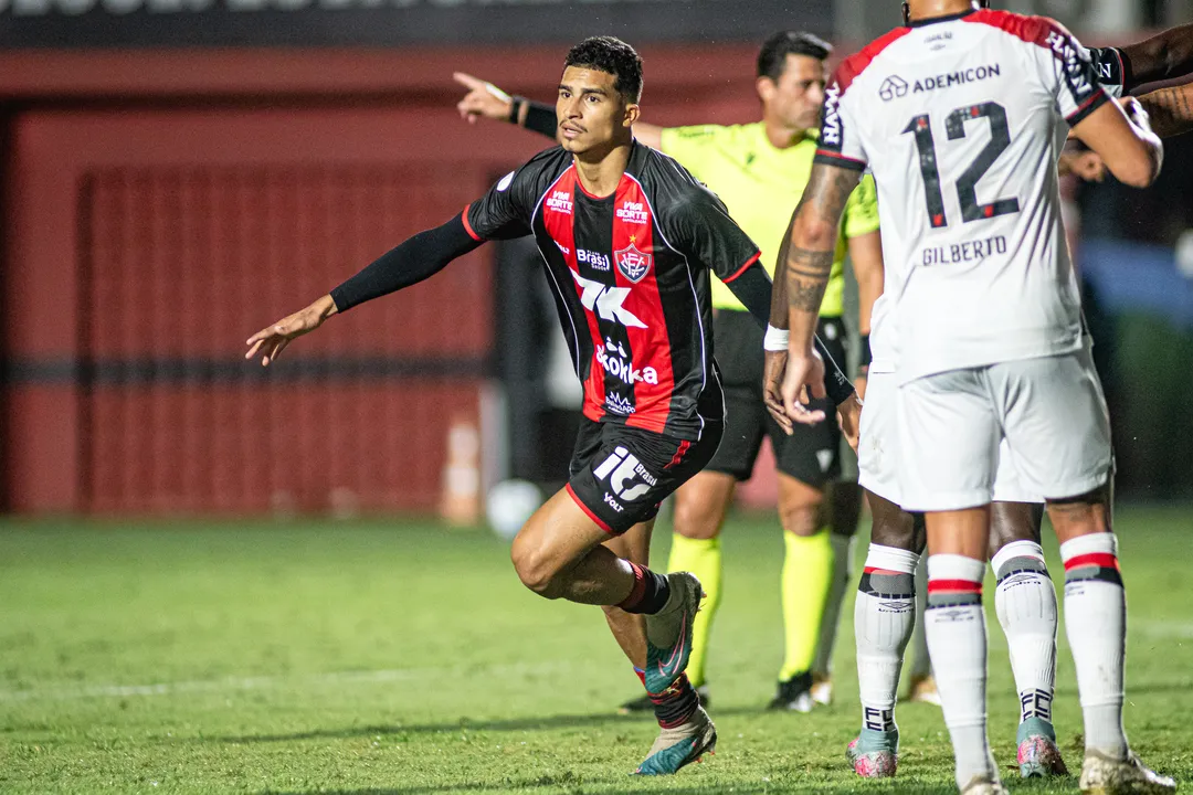 Vitória goleia Athletico-PR por 4 a 0 no Barradão e avança às quartas da Copa do Brasil