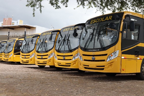 Governo Federal Entrega 29 Novos Ônibus Escolares para a Zona Rural da Bahia