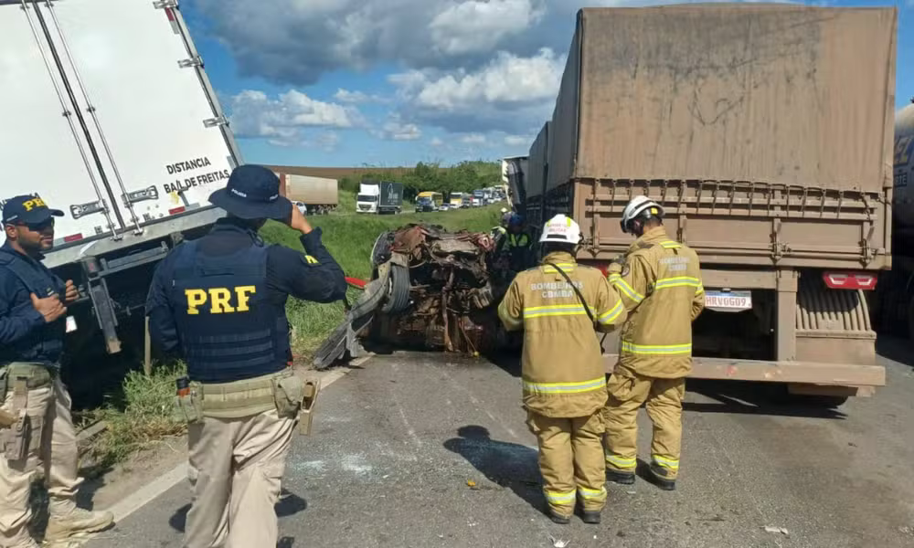 Engavetamento na BR-324 envolve nove veículos e resulta em fatalidade