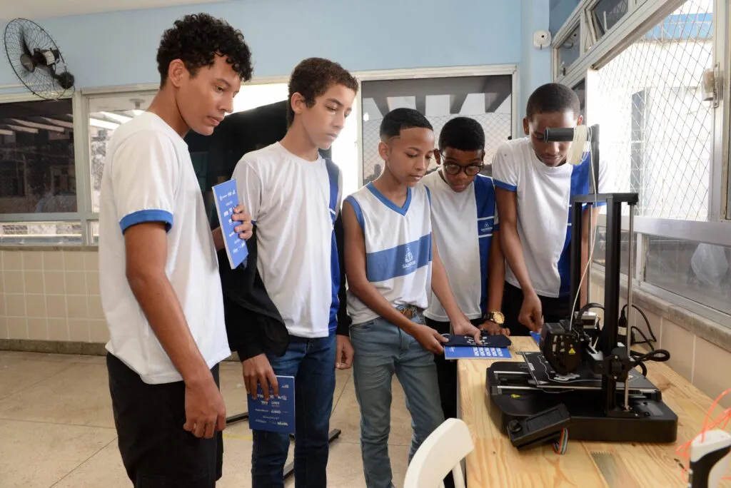 Projeto de robótica e artes visuais chega ao Nordeste e instala estúdio maker em escola municipal de Salvador