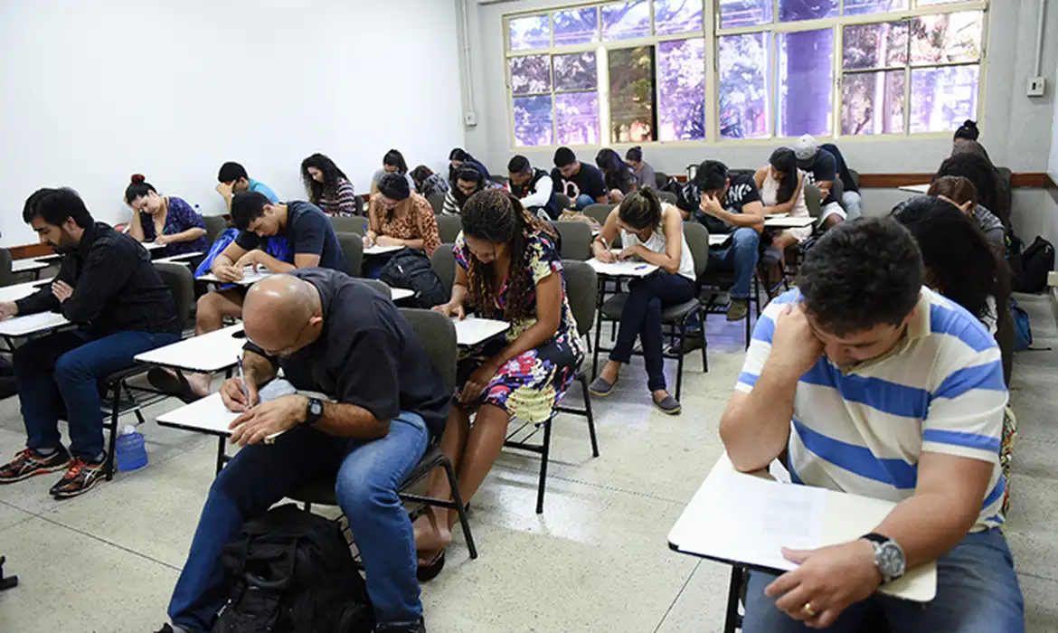 Inep aplica provas do Encceja 2026 em todo o país para certificação dos ensinos fundamental e médio