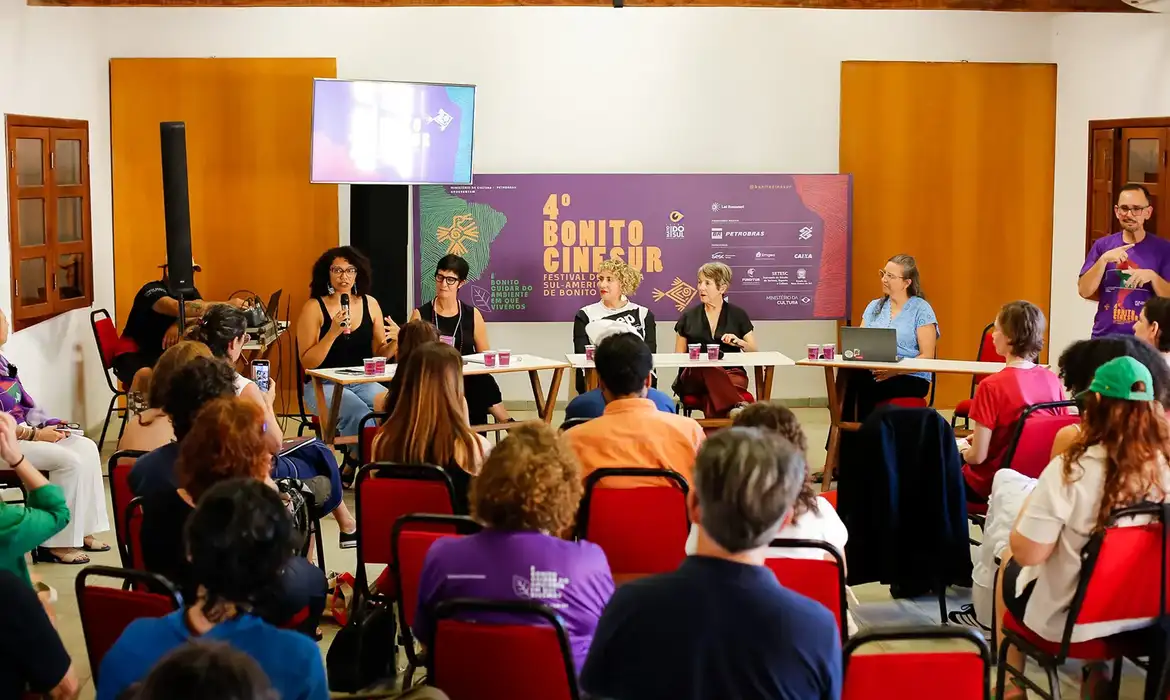 Participação feminina na direção do cinema nacional estagna em 17%; especialistas defendem metas e políticas públicas de equidade
