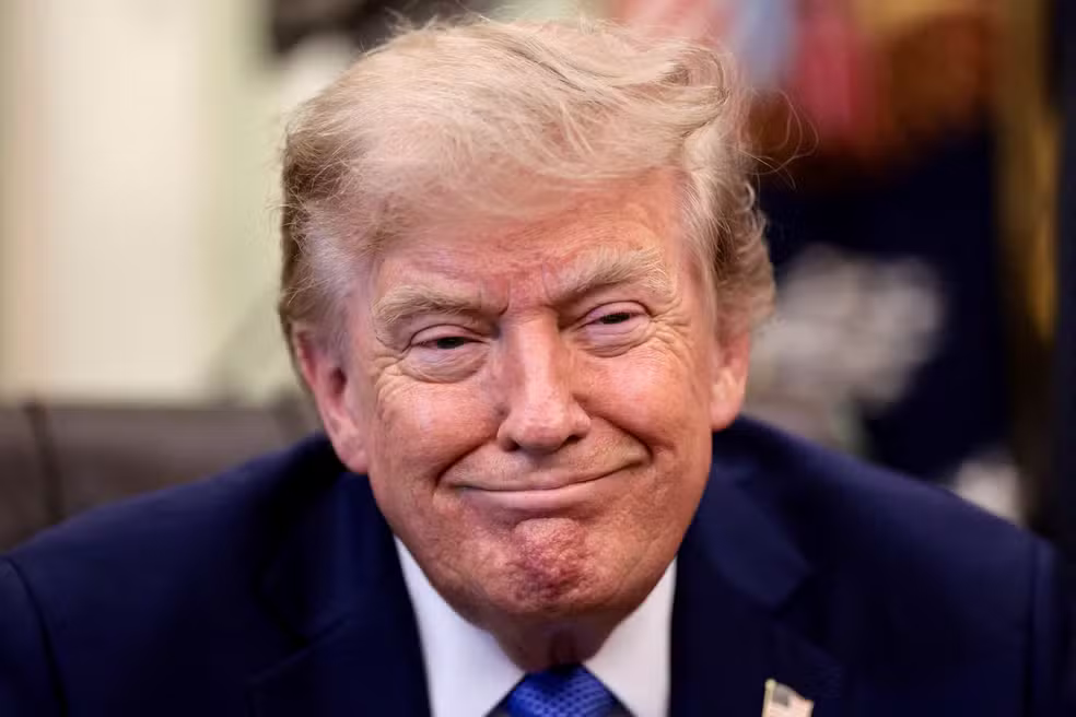 Donald Trump assina decretos para restringir cidadania por nascimento e combater "turismo de parto" nos EUA