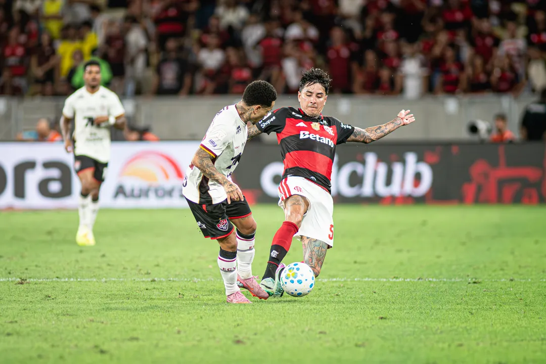 Flamengo vence o Vitória por 2 a 0 no Maracanã e mantém Leão sem vencer fora de casa