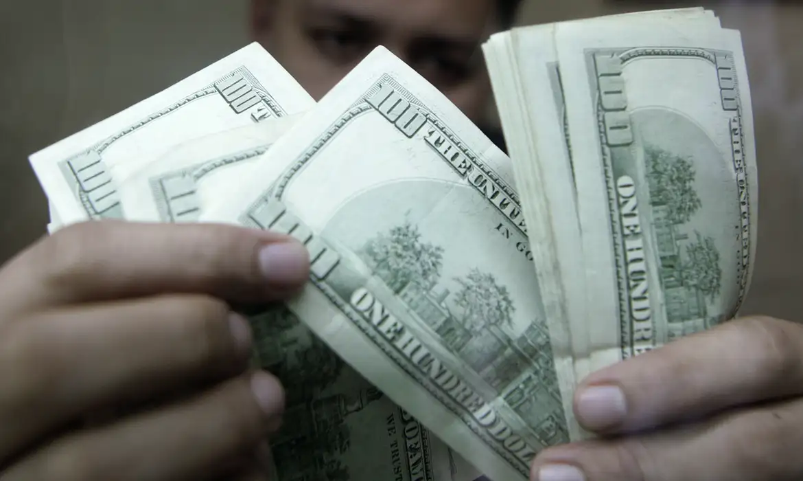 Dólar avança para R$ 5,19 com discurso duro do Fed; Ibovespa resiste ao exterior e engata 8ª alta consecutiva