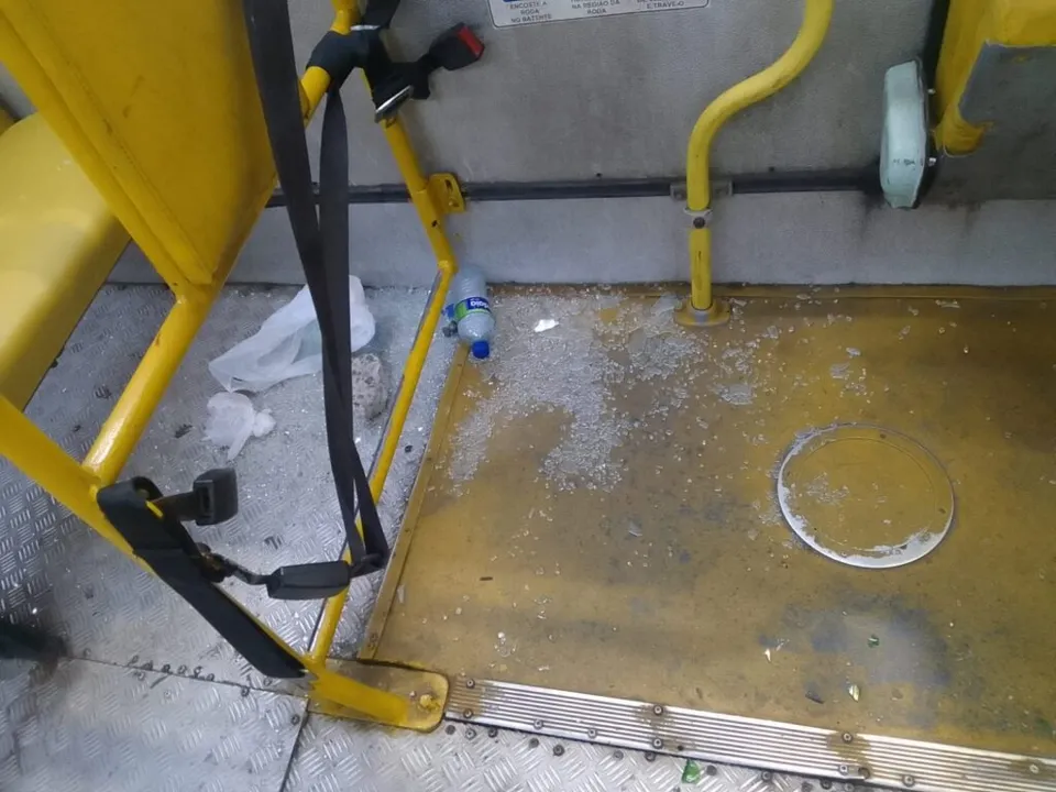 Ataques a ônibus deixam motorista ferido e geram vandalismo antes do clássico Ba-Vi em Salvador