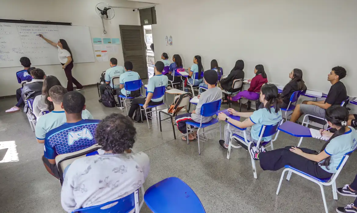 MEC e Caixa iniciam pagamento da 5ª parcela do programa Pé-de-Meia; confira calendário e regras