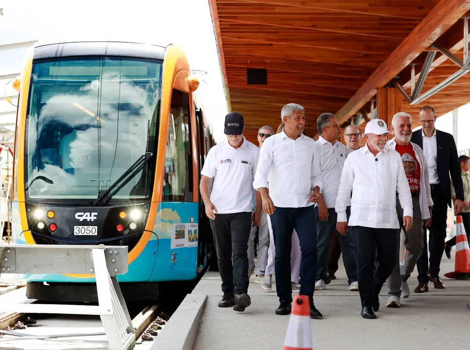 Jerônimo Rodrigues inclui expansão do VLT até Camaçari e extensão do metrô em plano de governo