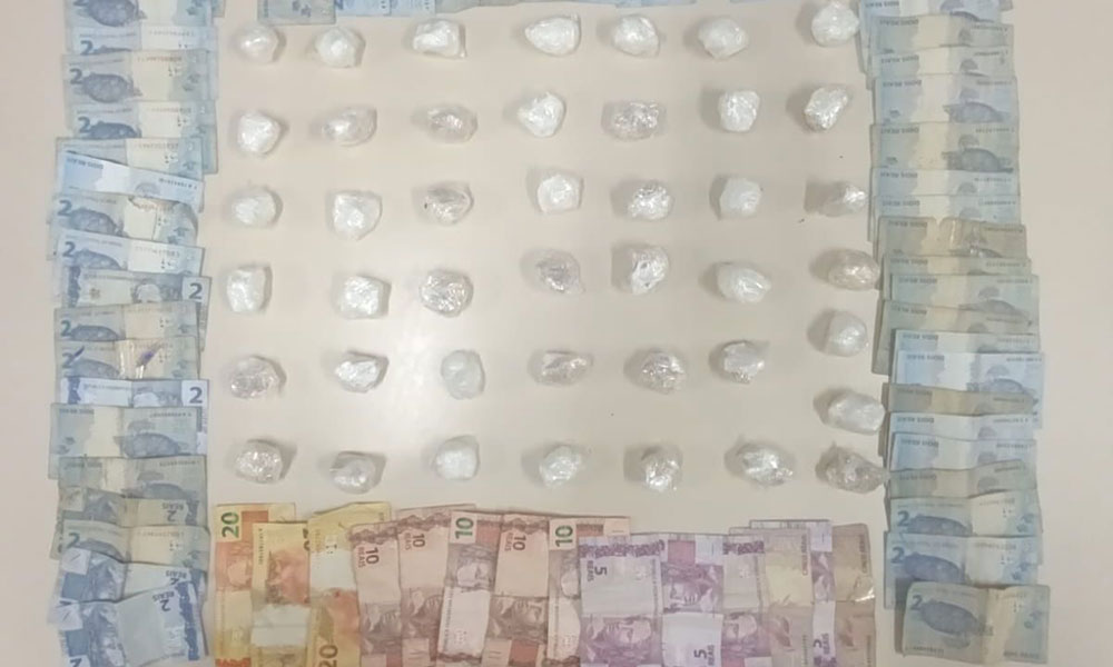 Polícia militar apreende cocaína e crack no bairro Monte Pascoal após suspeito fugir pulando muros