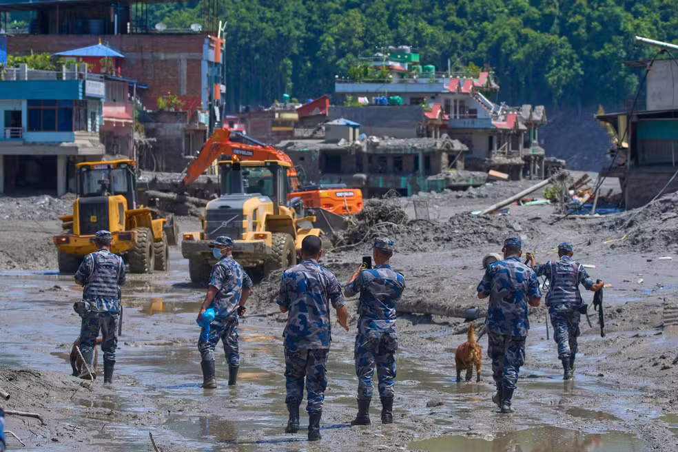 Nepal recua, aceita ajuda internacional após tragédia por colapso de geleira e mortes sobem para 676