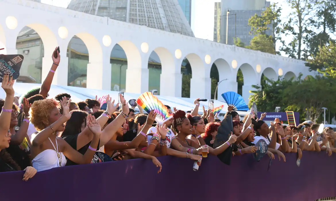 Parada LGBTQIA+ no Rio Pede Mais Representatividade Política e Fim da Escala 6x1