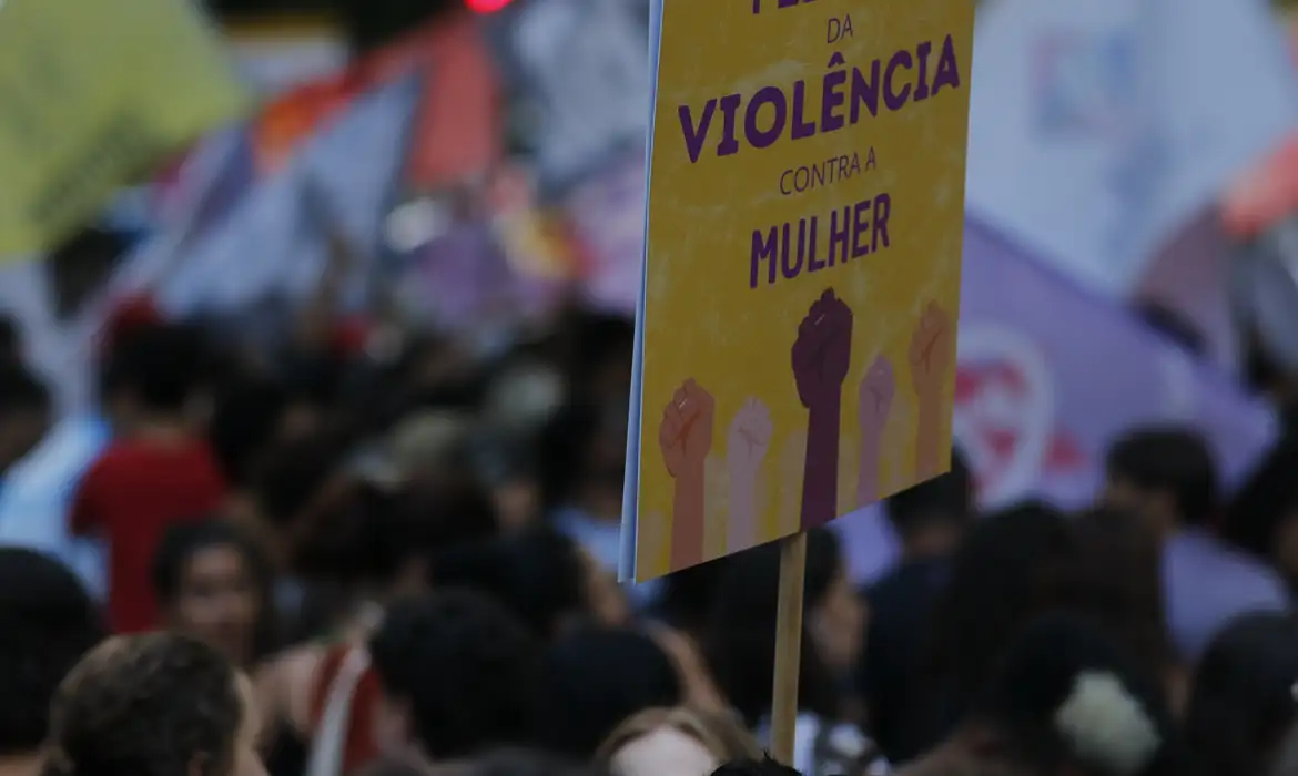 Governo federal notifica plataformas digitais para mapear canais de denúncia de violência contra a mulher