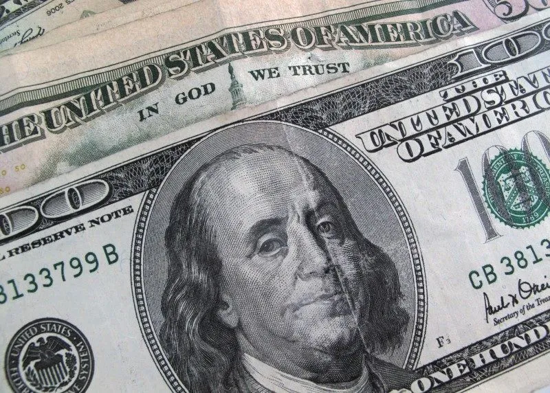 Conflito no Oriente Médio e Correção em IA Impulsionam Dólar e Petróleo; Ibovespa Recua