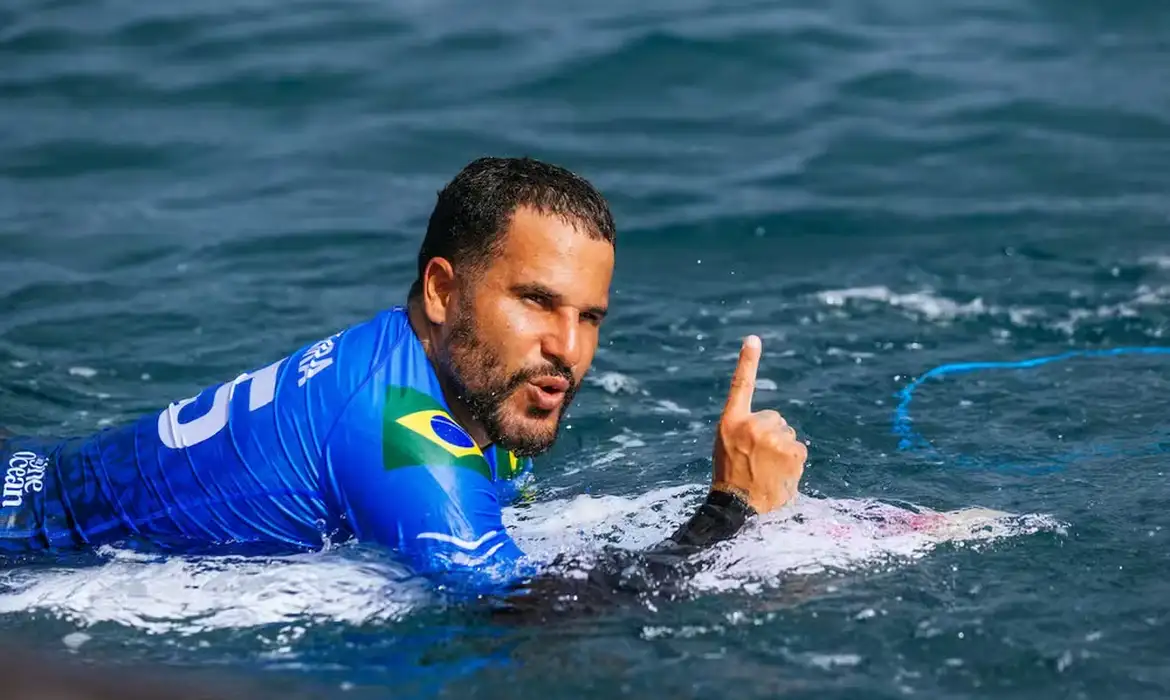 WSL: Ítalo Ferreira brilha nos tubos de Teahupo’o e garante vaga nas semifinais