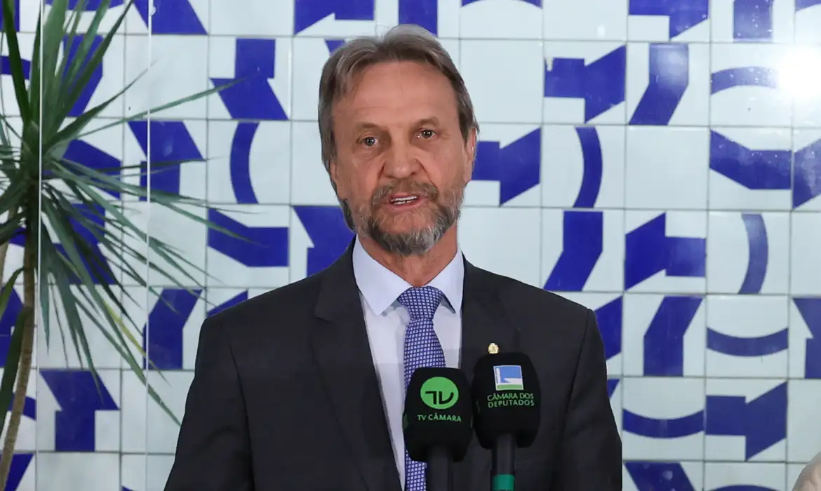 Líder do PT passa mal em reunião de líderes e Câmara suspende votações no plenário