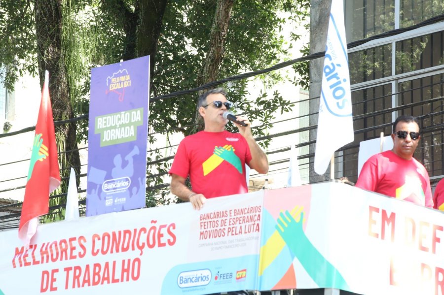 Sindicato dos Bancários da Bahia realiza protesto no Centro de Salvador contra reestruturação bancária e fechamento de agências