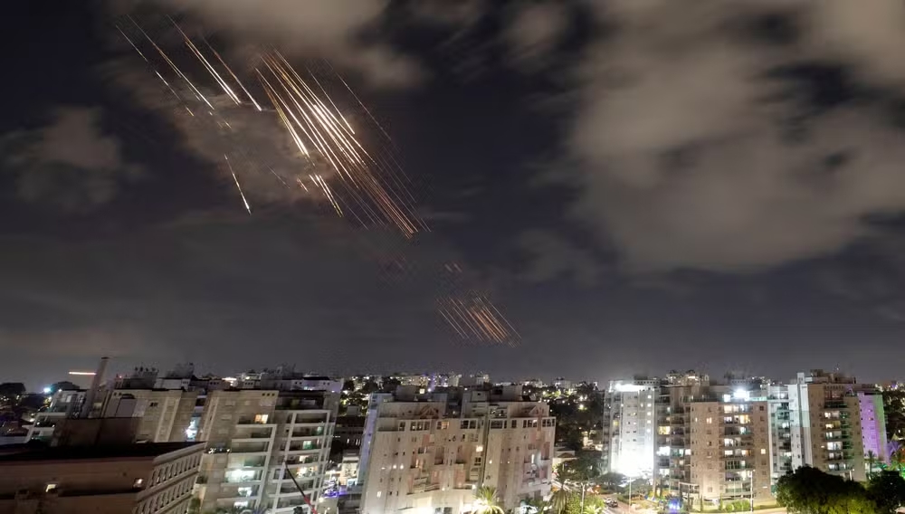 Após bombardeio em Beirute, Irã ataca o norte de Israel e promete sete dias de ofensiva