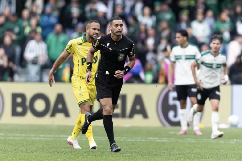 Árbitro marca pênalti por choque entre companheiros de time e anula lance após VAR em Coritiba x Mirassol