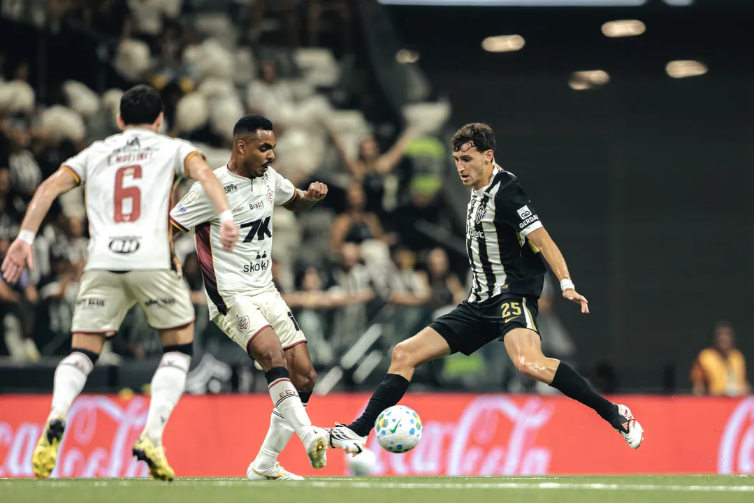 Vitória comete falhas defensivas, perde por 2 a 1 para o Atlético-MG na Arena MRV e foca decisão na Copa do Brasil