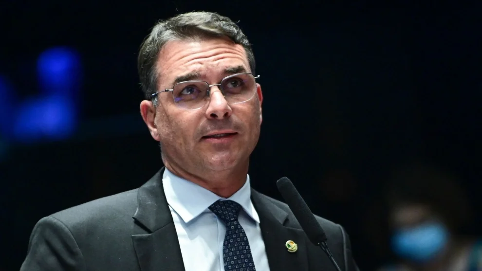 Queda de Flávio Bolsonaro no Datafolha acende alerta no PL e no Centrão