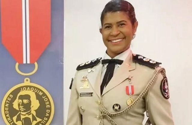 Comandante do 17º BPM é homenageada durante lançamento de selo comemorativo pelos 107 anos de Guanambi