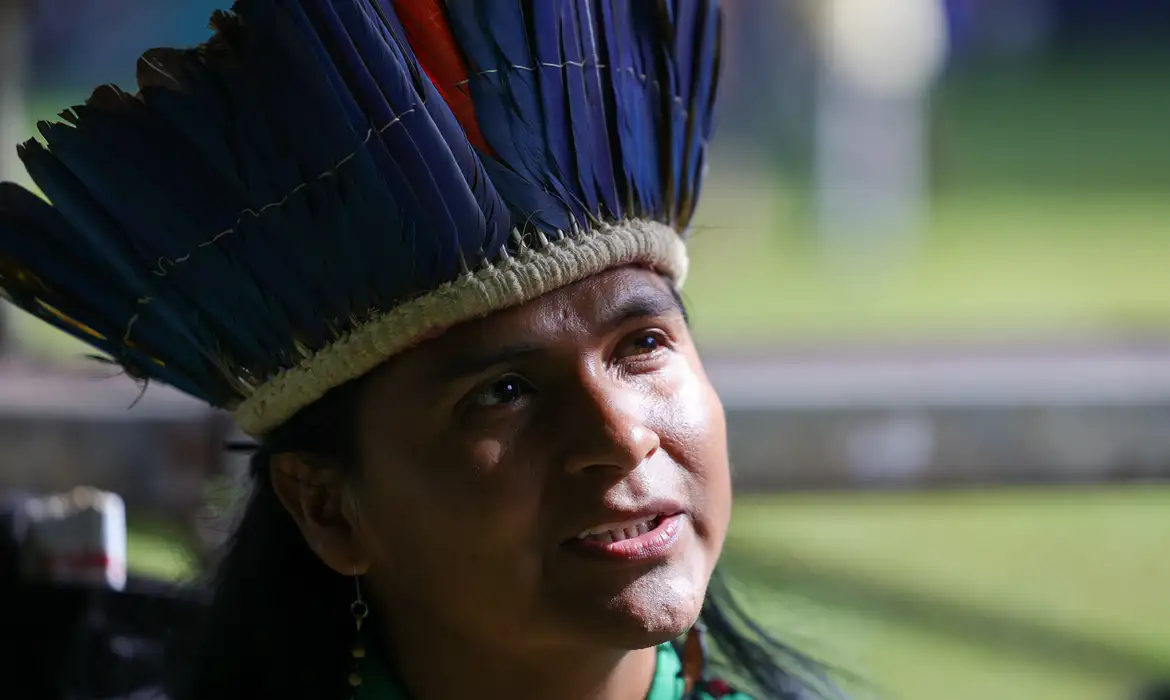 Câmara Aprova Uso de Indumentárias Tradicionais em Fotos de Documentos Oficiais