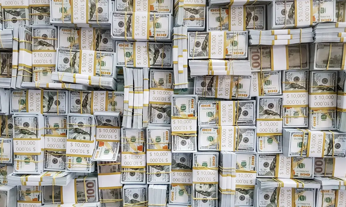 Dólar recua para R$ 5,14 e Ibovespa salta 1,85% com alívio externo e impulso de commodities