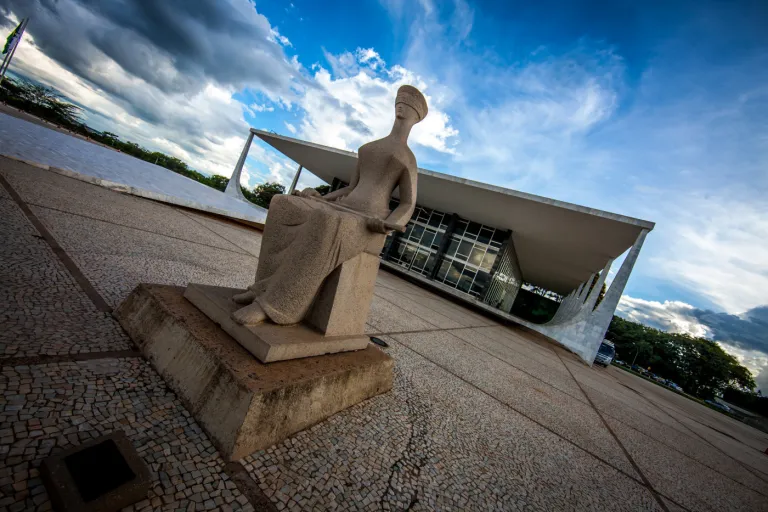 STF Mantém Fim da Aposentadoria Compulsória como "Pena Máxima" para Magistrados