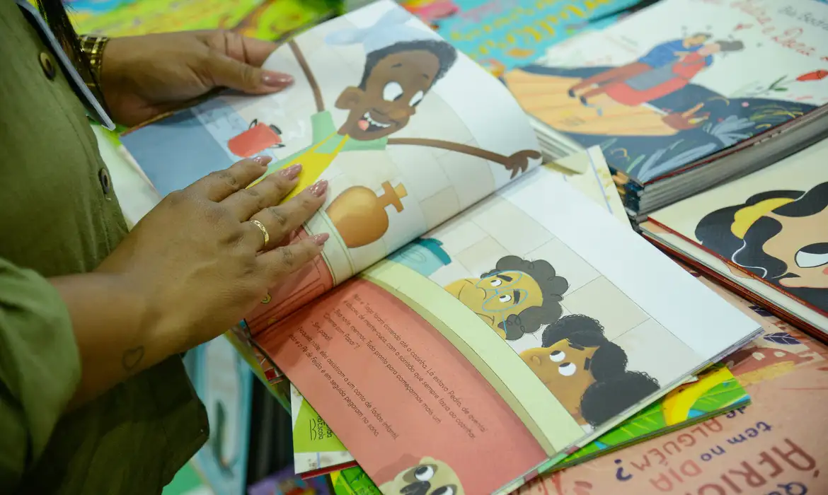 Projeto da Bienal distribui livros, foca na diversidade e aumenta em 25% a leitura em escolas do RJ